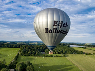 'Ballonvaart boven de bergen van de Eifel